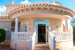 Chalet à La Zenia. Descubra esta exclusiva villa independiente de estilo mediterrán