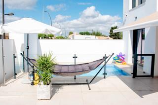 Xalet a Formentera del Segura. Presentamos esta exclusiva villa semi separada de 132 m construi