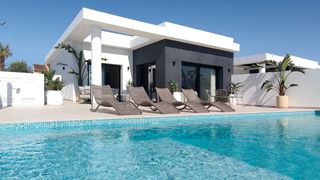 Maison jumelée à Rojales. Descubra esta villa de alta gama de 245 m situada en una parcela