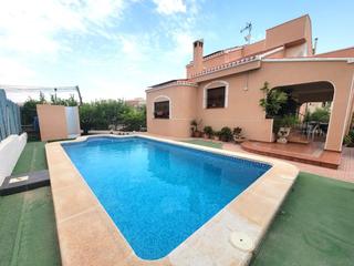 Casa en Cabo Cervera. Descubra esta villa independiente de estilo rústico, ubicada en