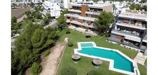 Apartament a Villamartín-Las Filipinas. Descubre este elegante apartamento en planta baja en el corazón
