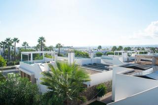 Casa adossada a Desamparados - Hurchillo - Torremendo. Descubra esta exclusiva villa semi pareada de estilo moderno, co