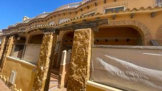Reihenhaus in El Edén. Descubra esta amplia y luminosa casa adosada situada en una de l