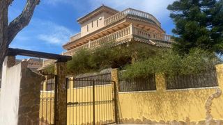 Casa adossada a El Edén. Descubra esta amplia y luminosa casa adosada situada en una de l