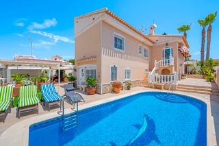 Maison à Rojales. Descubra esta encantadora villa de estilo mediterráneo situada e