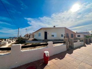 Casa en Los Europeos. Descubra la perfecta fusión entre elegancia mediterránea y confo