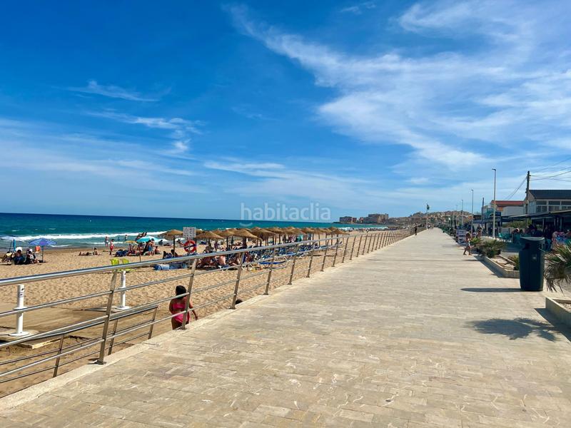 Foto 14cf1b0e-2f4a-4966-92d2-72e8dc2ab618. Casa descubra la perfecta fusión entre elegancia mediterránea y confort moderno en esta villa semi adosada frente al mar, una propiedad en Torrevieja