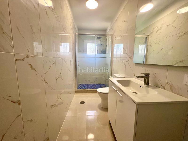 Foto 2535c244-dac8-4113-aff2-fc7ec9f3898c. Casa descubra la perfecta fusión entre elegancia mediterránea y confort moderno en esta villa semi adosada frente al mar, una propiedad en Torrevieja