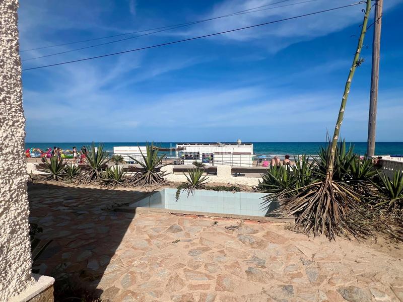 Foto 8a7dcfb2-172f-465a-8855-a436be72c5c2. Casa descubra la perfecta fusión entre elegancia mediterránea y confort moderno en esta villa semi adosada frente al mar, una propiedad en Torrevieja