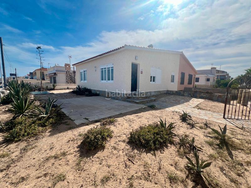Foto 958f4123-73b8-49ba-8d54-c3f0087aa9f5. Casa descubra la perfecta fusión entre elegancia mediterránea y confort moderno en esta villa semi adosada frente al mar, una propiedad en Torrevieja