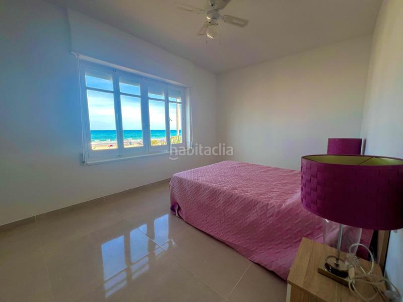 Foto c9860486-136c-4921-85e8-cde1cddbd766. Casa descubra la perfecta fusión entre elegancia mediterránea y confort moderno en esta villa semi adosada frente al mar, una propiedad en Torrevieja