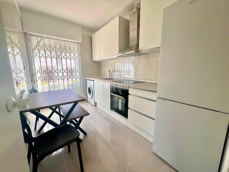 Foto eeabd772-c833-40a3-837d-5a88cb2d610a. Casa descubra la perfecta fusión entre elegancia mediterránea y confort moderno en esta villa semi adosada frente al mar, una propiedad en Torrevieja