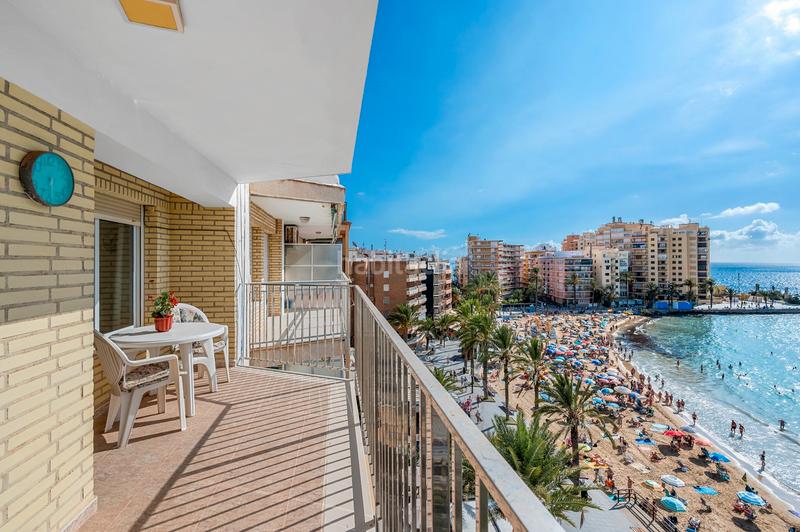 Foto 41943ac9-e99f-4a60-a74b-d4a759becc81. Apartamento descubra este grannbspapartamento en primera línea de playa, situado en la codiciada playa del cura , una de las zona en Torrevieja