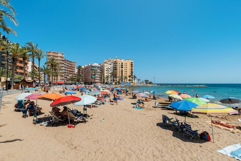 Foto 5677a16e-c272-472a-ae71-9e5967fdb3d6. Apartamento descubra este grannbspapartamento en primera línea de playa, situado en la codiciada playa del cura , una de las zona en Torrevieja