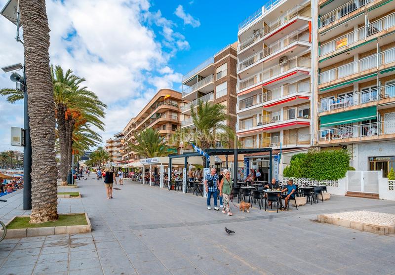 Foto 87b2e355-8ad0-433d-9ff6-559e93048078. Apartamento descubra este grannbspapartamento en primera línea de playa, situado en la codiciada playa del cura , una de las zona en Torrevieja