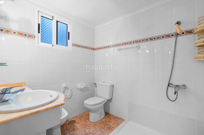 Foto 9016513d-f9fc-423f-a96a-fe5009225e19. Apartamento descubra este grannbspapartamento en primera línea de playa, situado en la codiciada playa del cura , una de las zona en Torrevieja