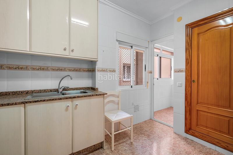 Foto c55091aa-6ff1-4074-b902-4ca773210d1a. Apartamento descubra este grannbspapartamento en primera línea de playa, situado en la codiciada playa del cura , una de las zona en Torrevieja