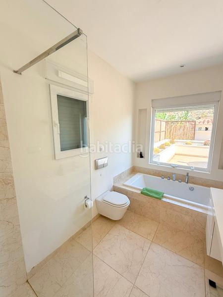 Foto b93f53c6-779b-4ddc-a829-451b1e0a80f4. Casa le presentamos una maravillosanbspvilla independiente de lujo , ubicada en la prestigiosa zona de el portet pla del mar en Moraira