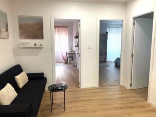 Pis a Plaza Castelar - Mercado Central. Presentamos este apartamento reformado y amueblado, listo para e