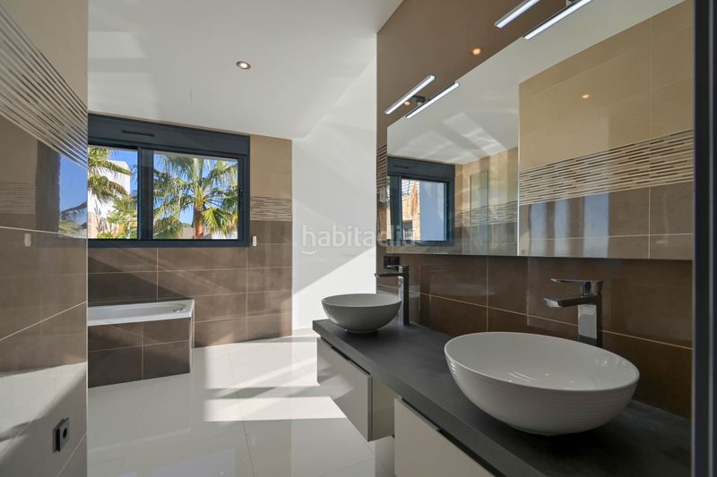 Foto d36e2f96-e24c-45b5-bb18-34a4cc7f2e9f. Casa amb aparcament piscina a La Fustera Benissa