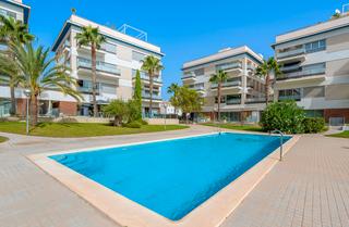 Appartement à Villamartín-Las Filipinas. Descubra este elegante apartamento de 2 dormitorios y 2 baños, c