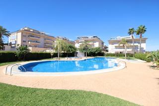 Penthouse in Mil Palmeras. En el prestigioso residencial, a solo 150 metros del mar, se enc