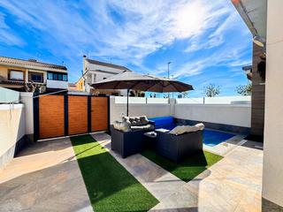 Maison jumelée à Pilar de la Horadada Ciudad. Estanbspvilla orientada al mar se encuentra en una de las zonas