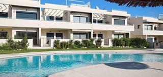 Planta baja en Playa de los Náufragos. Este elegante apartamento de 2 dormitorios y 2 baños situado en