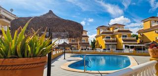 Casa a schiera in La Florida. Esta elegante villa pareada de dos plantas representa una extrao