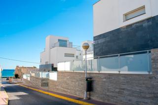 Casa adosada en Guardamar Playa. Con 4 amplias habitaciones, 3 baños lujosos y un diseño que abra