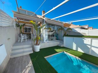 Casa adossada a Torre de la Horadada. Descubra una propiedad única, completamente reformada en 2023, d