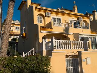 Maison jumelée à Rojales. Descubra esta elegante casa adosada de 3 dormitorios y 2 baños s