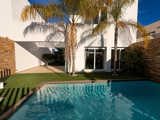 Maison à Rojales. Presentamos esta villa semi pareada de tres alturas, situada en