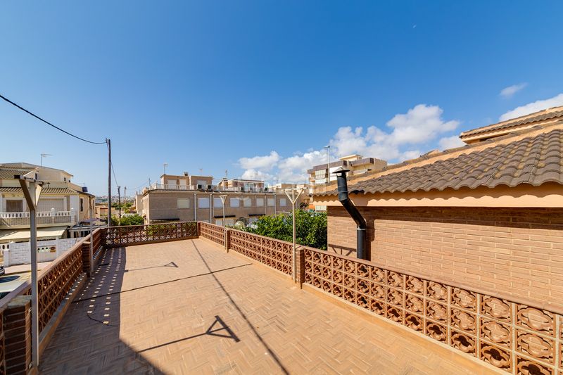 Foto 1455cce1-c17f-4b87-9be8-539302498d2d. Casa amb aparcament a Los Europeos Torrevieja