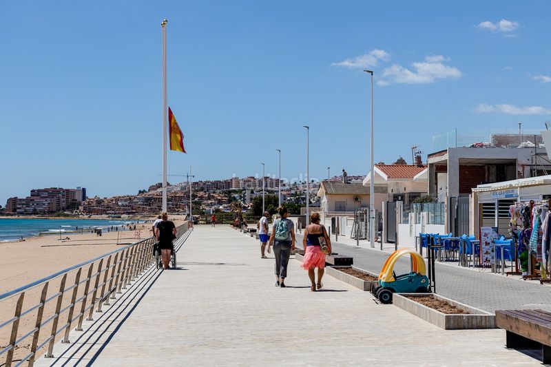 Foto b7c87fc0-d462-433b-bb61-159e44275796. Casa amb aparcament a Los Europeos Torrevieja