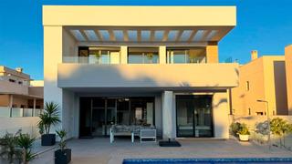 Casa en Rojales. Bienvenido a esta villa ubicada en una parcela de 500 m2 en una