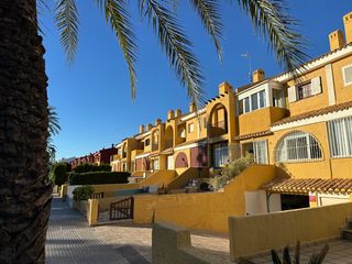 Maison jumelée à Cabo Roig. Descubra este espaciosonbspadosadonbspen orihuela costa, ubicada