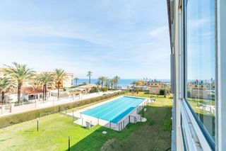 Apartamento en Punta Prima. Descubra este fantásticonbspapartamento en primera línea en rocí