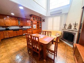 Casa adossada a Pueblo. Descubre esta casa dúplex de 5 dormitorios y 3 baños en pleno ce