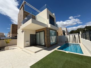 House in Rojales. Descubra esta modernanbspvilla independiente en ciudad quesada,