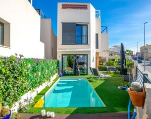 House in Benijófar. Ven a conocer esta encantadoranbspvilla contemporánea en benijóf