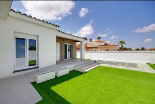 Casa in Zona Carrefour - Urbanizaciones. Descubre este chalet totalmente reformado en torrevieja, una pro