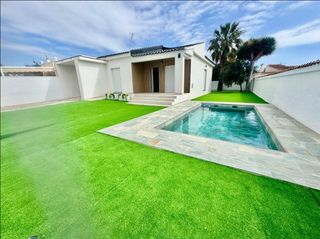 Casa in Zona Carrefour - Urbanizaciones. Descubre este luminosonbspchalet totalmente reformado en torrevi