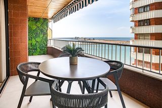 Apartament a El Acequión. Descubra un esplendidonbspapartamento en primera línea de playa
