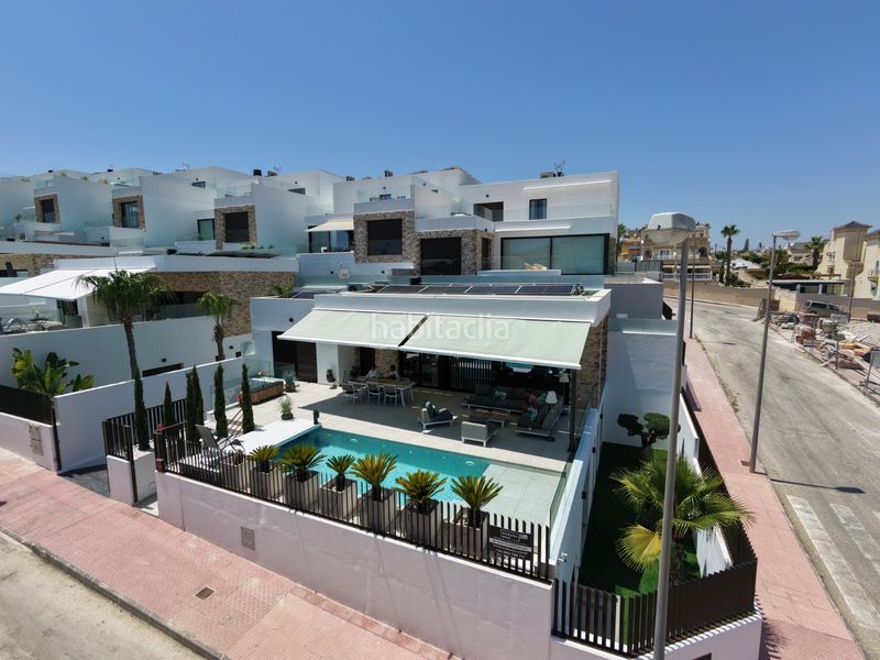 Foto f047fd94-5f6c-4734-95fc-b38accf09fdf. Casa amb piscina a Centro Rojales