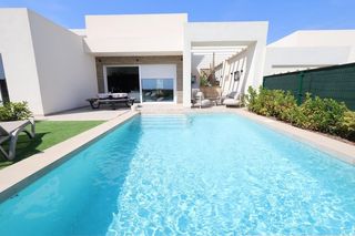 Casa a Algorfa. Descubra una residencia donde el diseño contemporáneo, la elegan