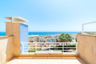 Casa adossada a Campoamor. Hay propiedades que destacan por su diseño y otras por su ubicac
