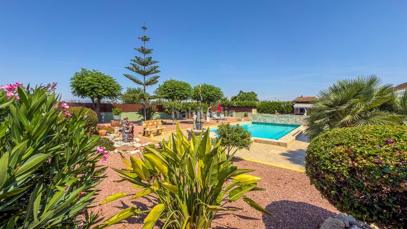 Foto c2904342-6f61-4113-a463-26dc3d3aad21. Casa amb piscina a Catral