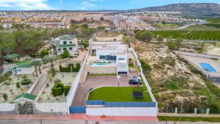 Chalet à Almoradí. Descubra esta espectacular villa moderna situada en algorfa, ali