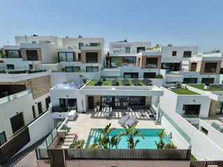 Haus in Centro de la Ciudad Quesada. Descubra esta impresionante villa independiente de estilo contem